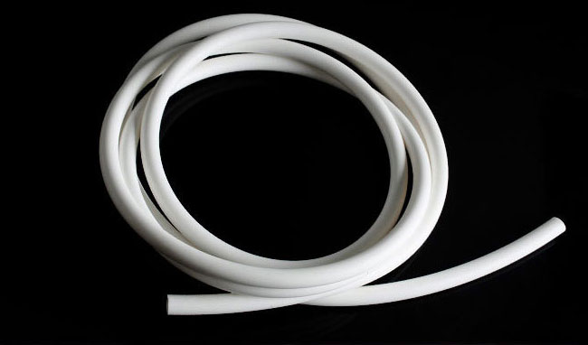 告别选材困惑：嵘牌耐介质硅胶管专业选型方案，为酸、碱、油脂输送精准护航